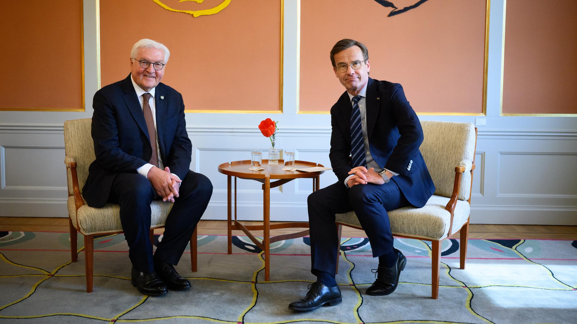 Schweden, Stockholm: Bundespräsident Frank-Walter Steinmeier (l) und Ulf Kristersson, Ministerpräsident von Schweden, sitzen an einem kleinen Tisch.