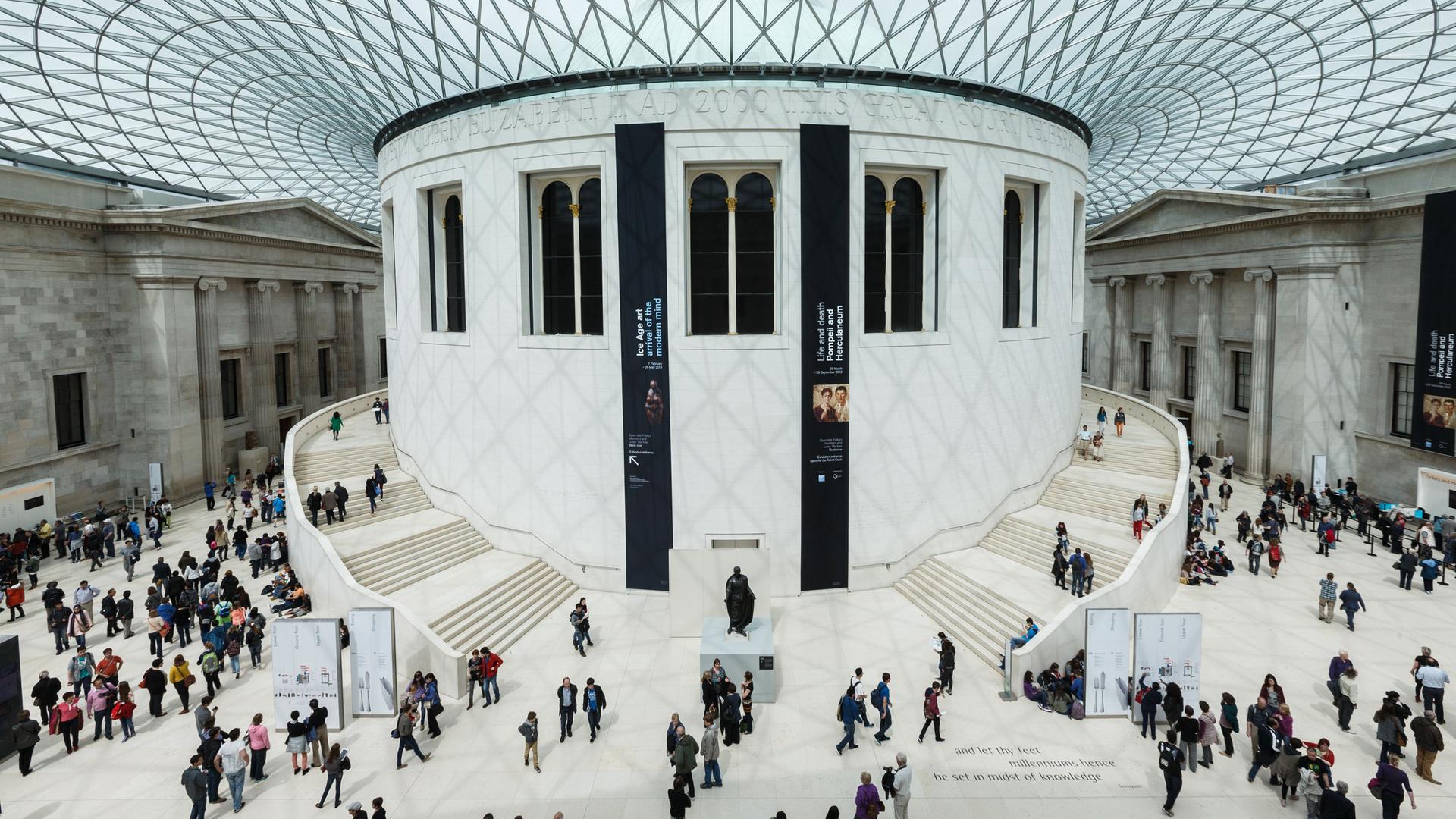 Das Foto zeigt den großen Innen-Raum von dem British Museum in London.