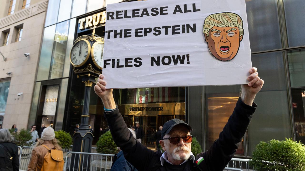 Ein Anti-Trump-Demonstrant steht in New York mit einem Plakat in der Hand auf dem steht: "RELEASE ALL THE EPSTEIN FILES NOW!' (Jatzt alle Epstein-Akten veröffentlichen) 