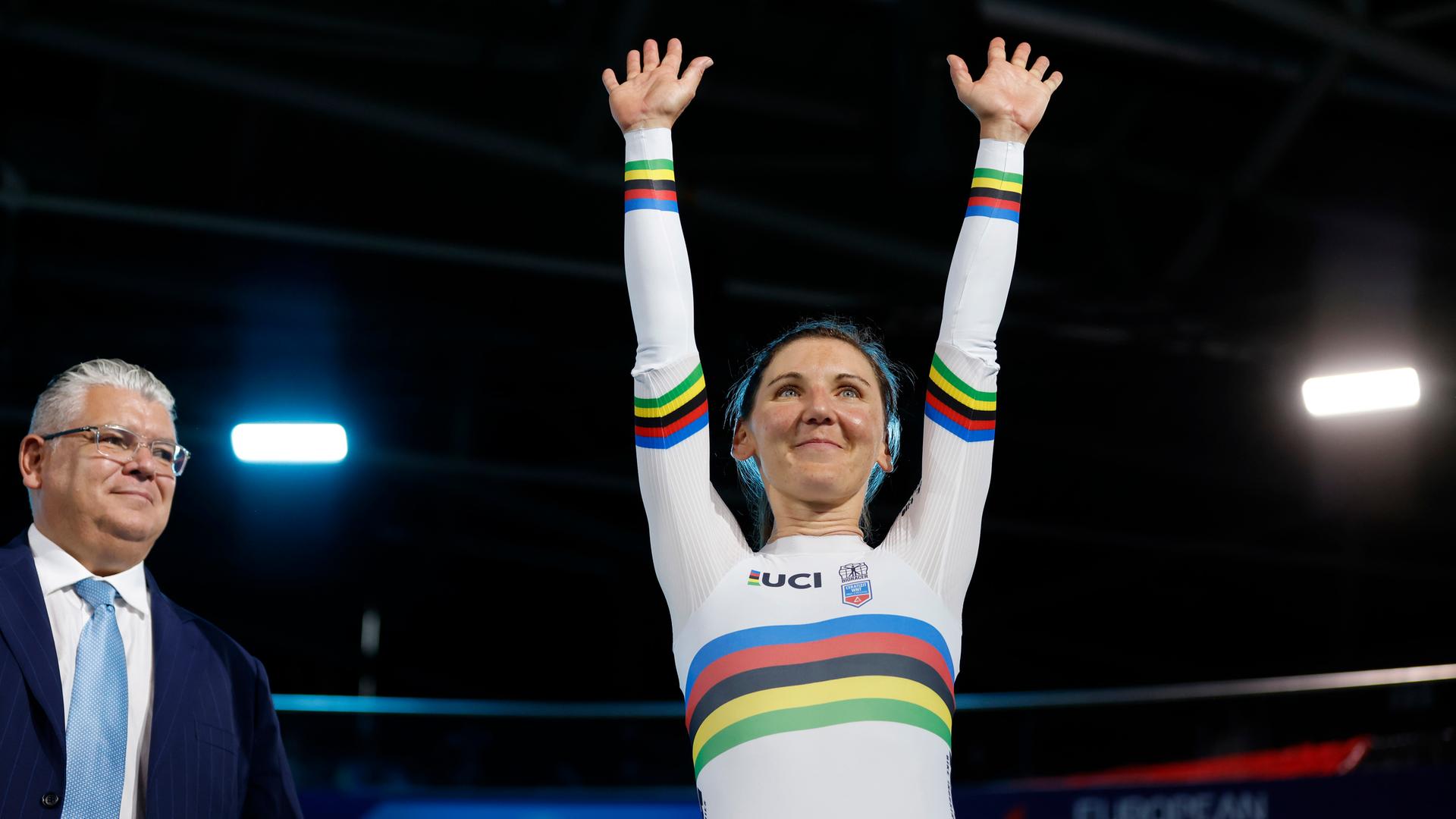Die Zweitplazierte Lisa Brennauer in der Einerverfolgung Frauen bei den European Championships 2022 im Bahnradsport in der Messe München winkt ins Publikum