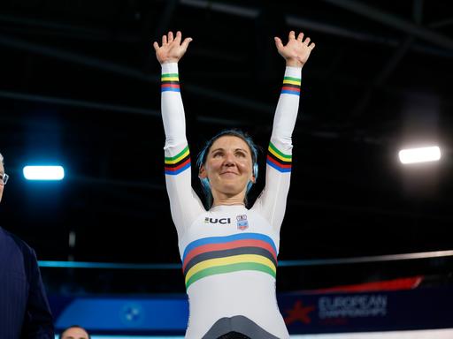 Die Zweitplazierte Lisa Brennauer in der Einerverfolgung Frauen bei den European Championships 2022 im Bahnradsport in der Messe München winkt ins Publikum