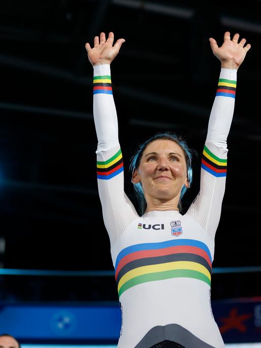 Die Zweitplazierte Lisa Brennauer in der Einerverfolgung Frauen bei den European Championships 2022 im Bahnradsport in der Messe München winkt ins Publikum