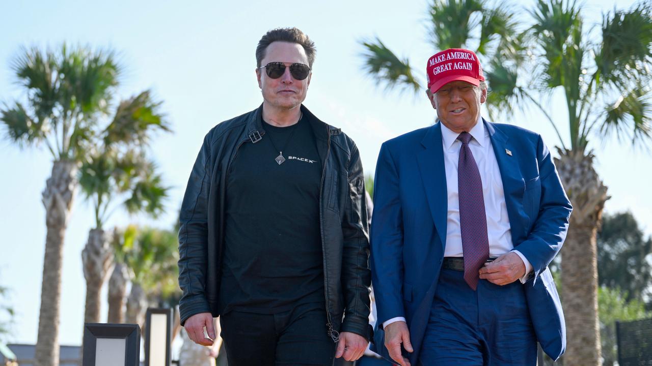 Elon Musk und Donald Trump laufen nebeneinander auf einer Strasse zwischen Palmen und lächeln in die Kamera