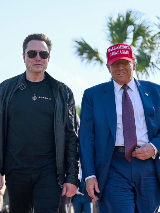 Elon Musk und Donald Trump laufen nebeneinander auf einer Strasse zwischen Palmen und lächeln in die Kamera