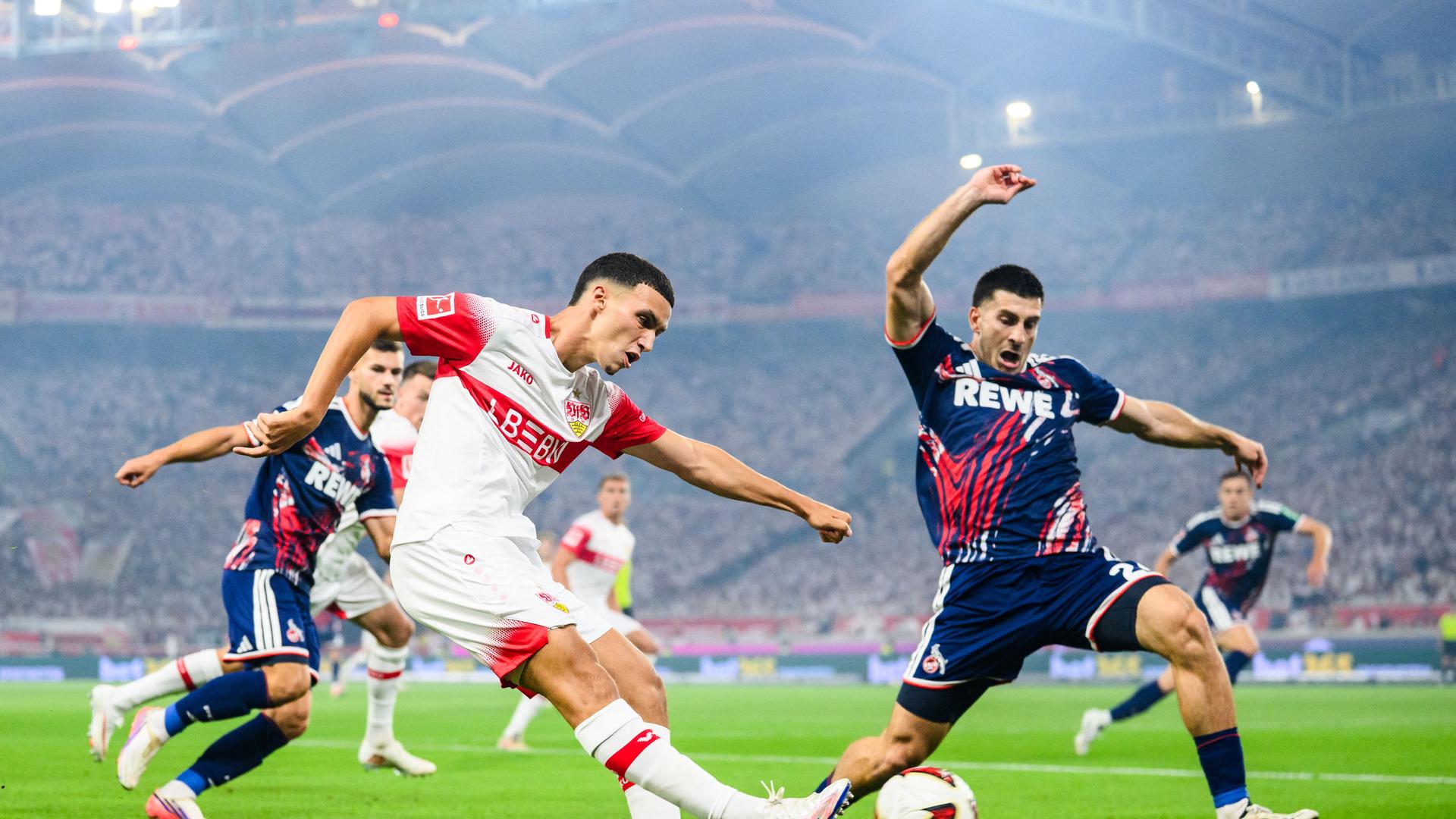 Bilal El Khannouss vom VfB Stuttgart in Aktion gegen den Kölner Luka Lochoshvili.