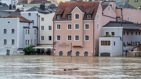 Teile der Altstadt sind vom Hochwasser der Donau überschwemmt.