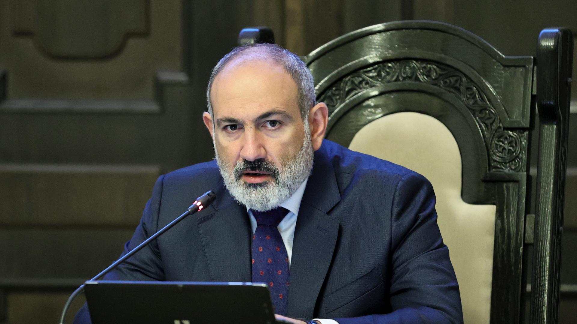 Der armenische Premierminister Nikol Paschinjan leitet eine Kabinettssitzung im Jahr 2023.