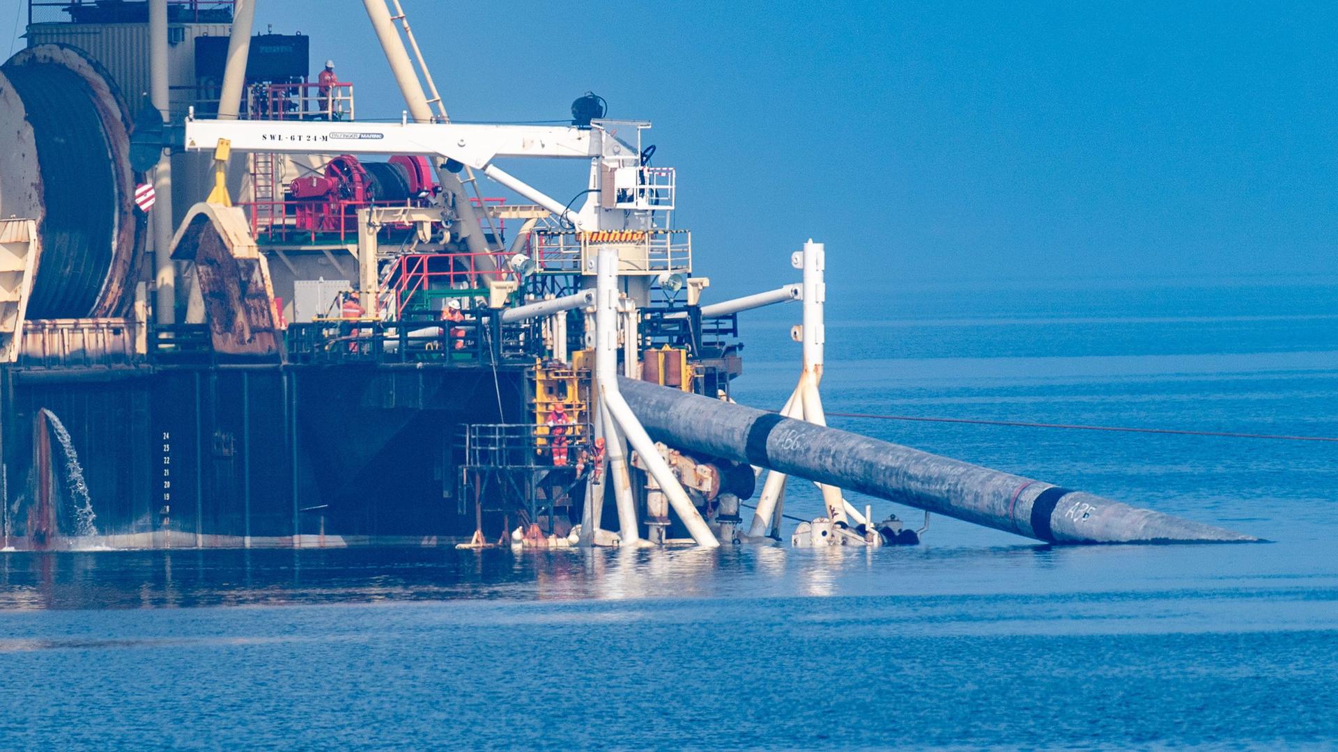 Auf dem Pipeline-Verlegeschiff "Castoro 10" vor dem Strand von Lubmin bauen Fachleute an der Anbindungspipeline des umstrittenen Rügener Flüssigerdgas LNG-Terminal in Mukran. Auf dem Pipeline-Verlegeschiff "Castoro 10" vor dem Strand von Lubmin bauen Fachleute an der Anbindungspipeline des umstrittenen Rügener Flüssigerdgas LNG-Terminal in Mukran.