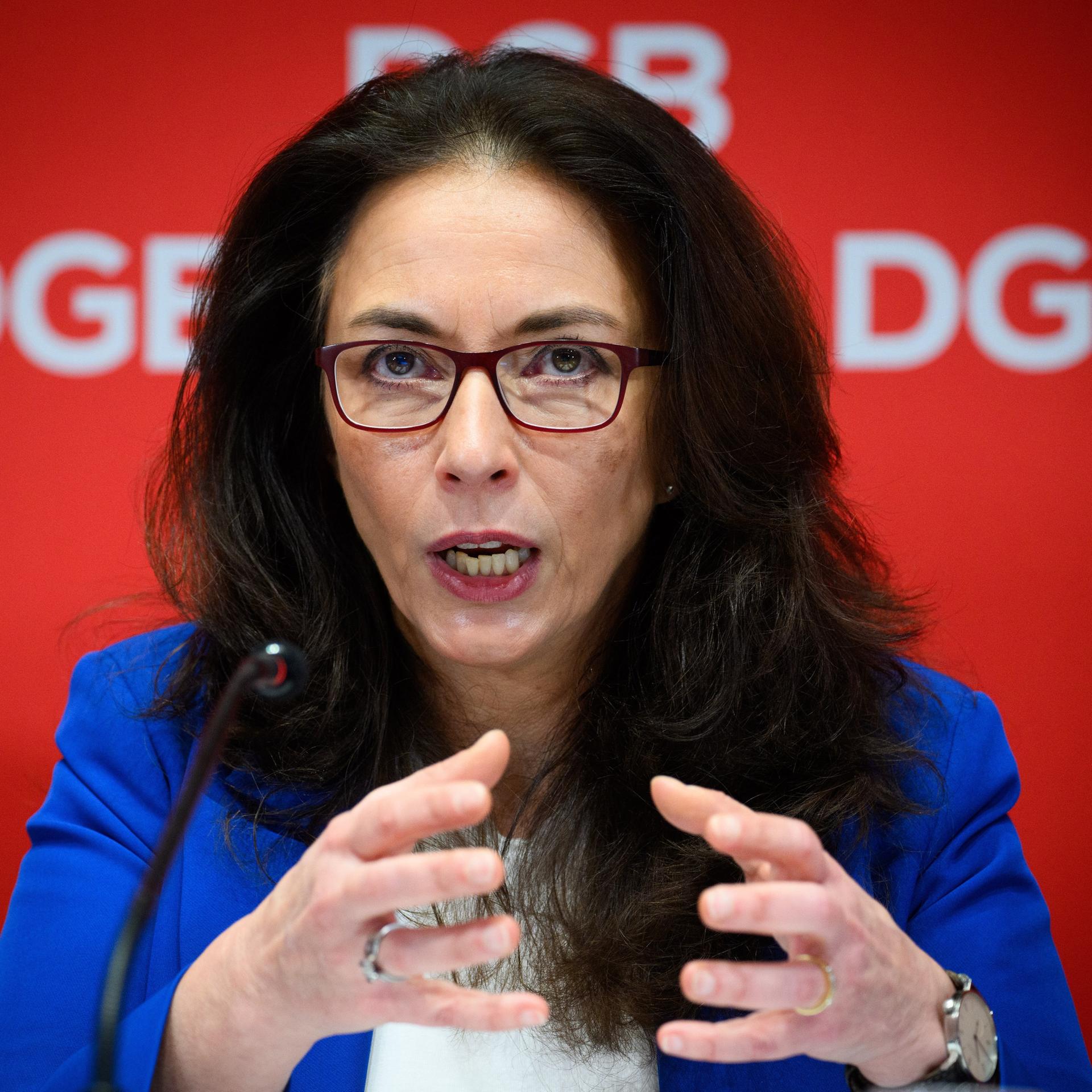 Yasmin Fahimi, Vorsitzende des Deutschen Gewerkschaftsbundes (DGB), äußert sich bei der Jahres-Pressekonferenz des DGB, sie gestikuliert mit beiden Händen.