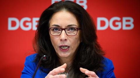 Yasmin Fahimi, Vorsitzende des Deutschen Gewerkschaftsbundes (DGB), äußert sich bei der Jahres-Pressekonferenz des DGB, sie gestikuliert mit beiden Händen.