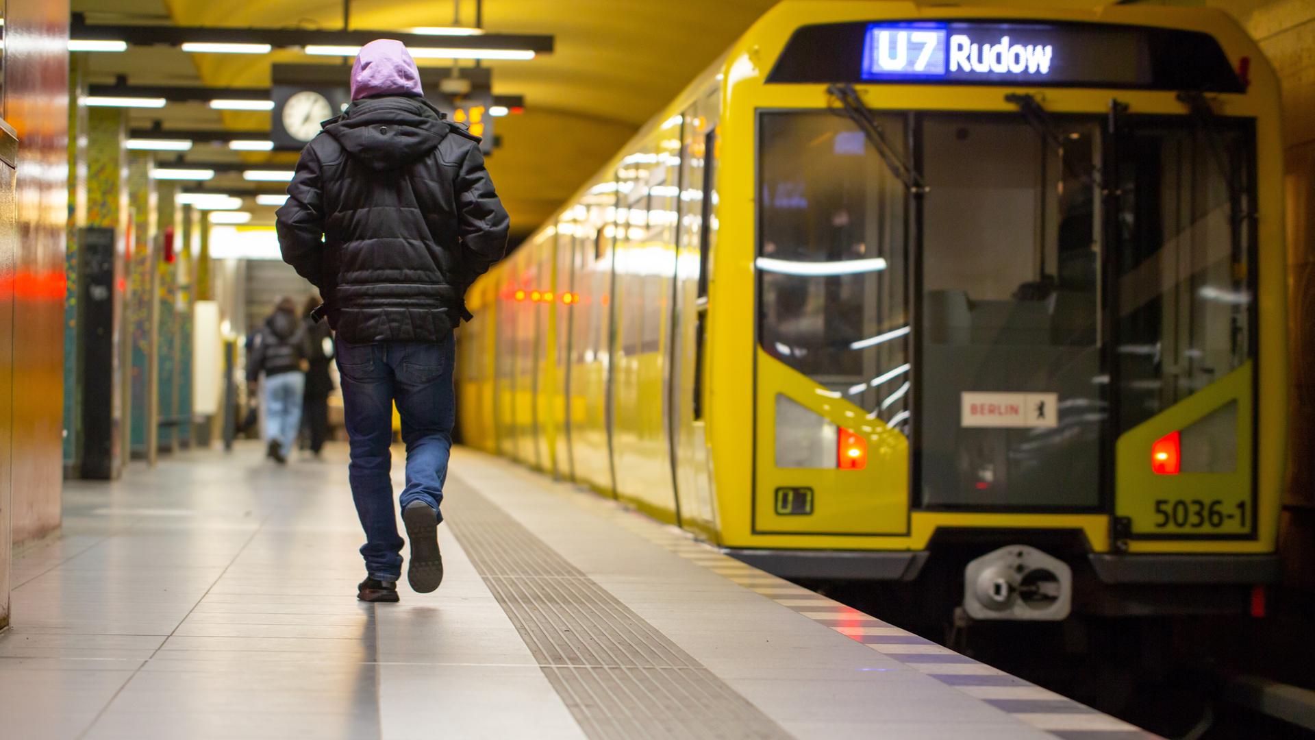 Ein Fahrgast läuft über einen Bahnsteig der U7 in Berlin.