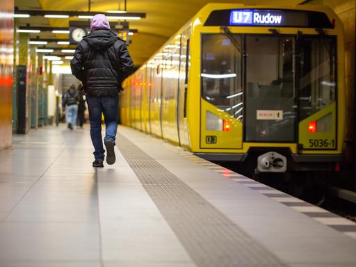 Ein Fahrgast läuft über einen Bahnsteig der U7 in Berlin.