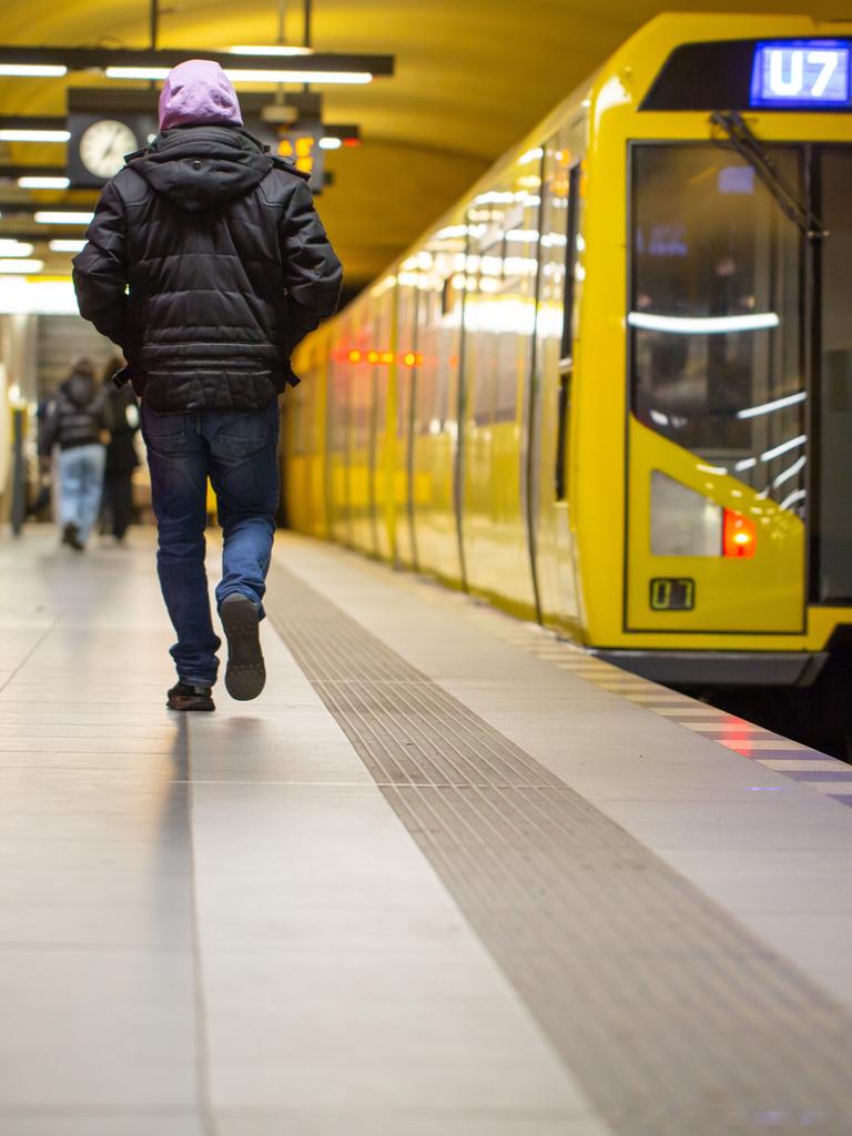 Ein Fahrgast läuft über einen Bahnsteig der U7 in Berlin.