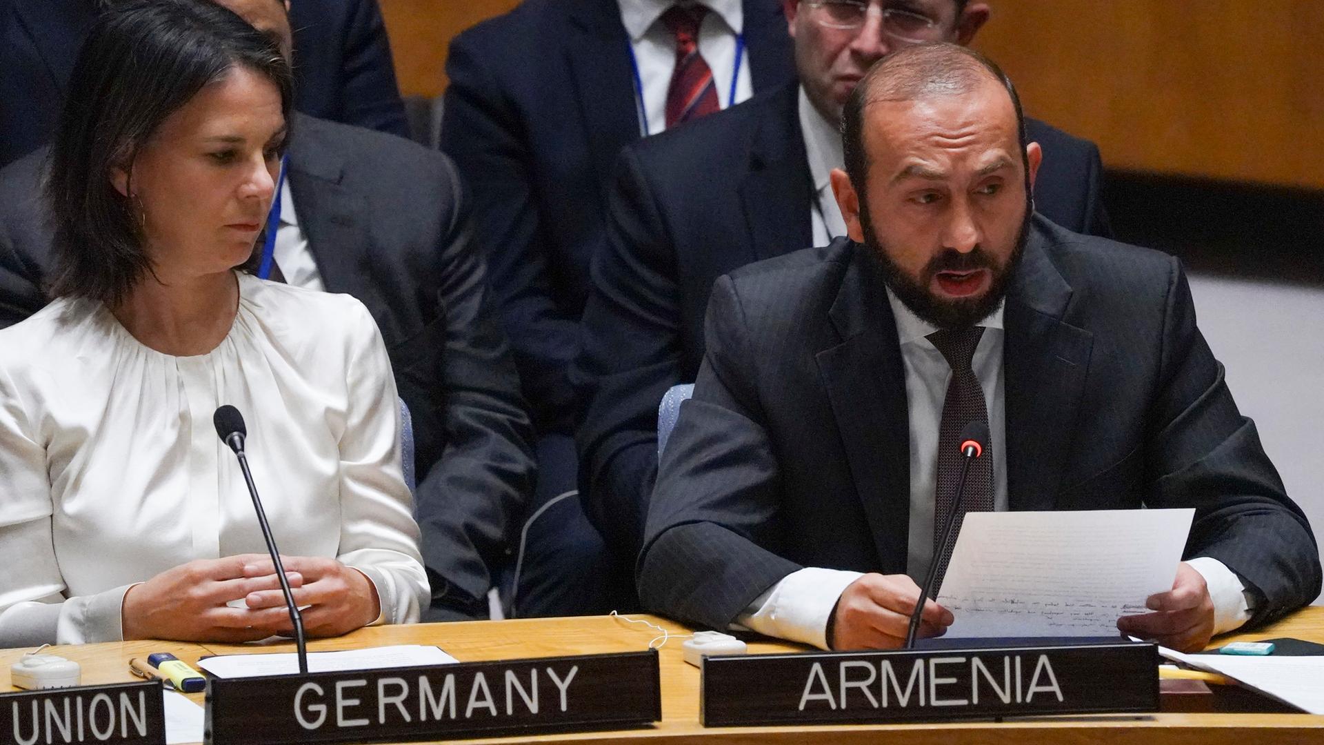 Bundesaußenministerin Annalena Baerbock mit ihrem armenischen Kollegen Ararat Mirzoyan im UNO-Sicherheitsrat