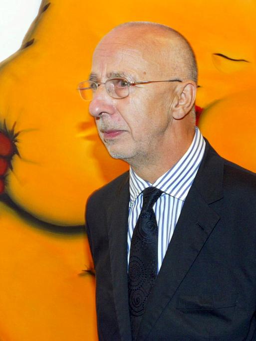 Eröffnung der Jörg Immendorff Ausstellung " Aualand" in der Galerie " contemporarry in Berlin 2003. Dr Maler trägt dunklen Anzug vor einem orangefarbigen Bild. 