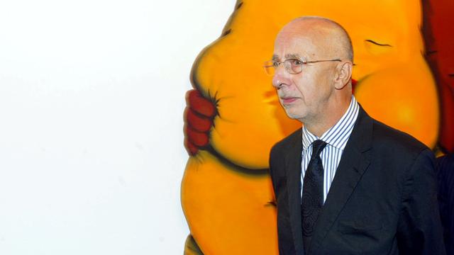 Eröffnung der Jörg Immendorff Ausstellung " Aualand" in der Galerie " contemporarry in Berlin 2003. Dr Maler trägt dunklen Anzug vor einem orangefarbigen Bild. 