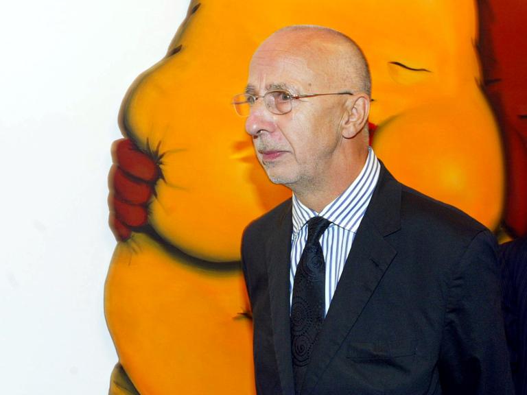 Eröffnung der Jörg Immendorff Ausstellung " Aualand" in der Galerie " contemporarry in Berlin 2003. Dr Maler trägt dunklen Anzug vor einem orangefarbigen Bild. 