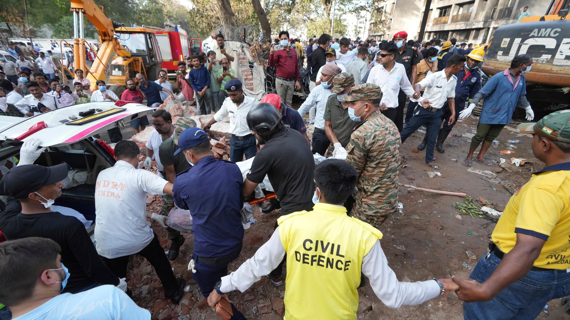 Rettungskräfte verwenden eine Bahre, um die Opfer eines Flugzeugabsturzes in der nordwestindischen Stadt Ahmedabad im Bundesstaat Gujarat zu bergen. Rettungskräfte verwenden eine Bahre, um die Opfer eines Flugzeugabsturzes in der nordwestindischen Stadt Ahmedabad im Bundesstaat Gujarat zu bergen.