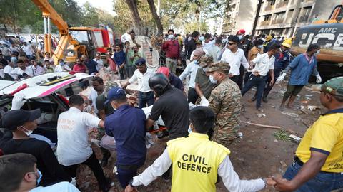 Rettungskräfte verwenden eine Bahre, um die Opfer eines Flugzeugabsturzes in der nordwestindischen Stadt Ahmedabad im Bundesstaat Gujarat zu bergen. 