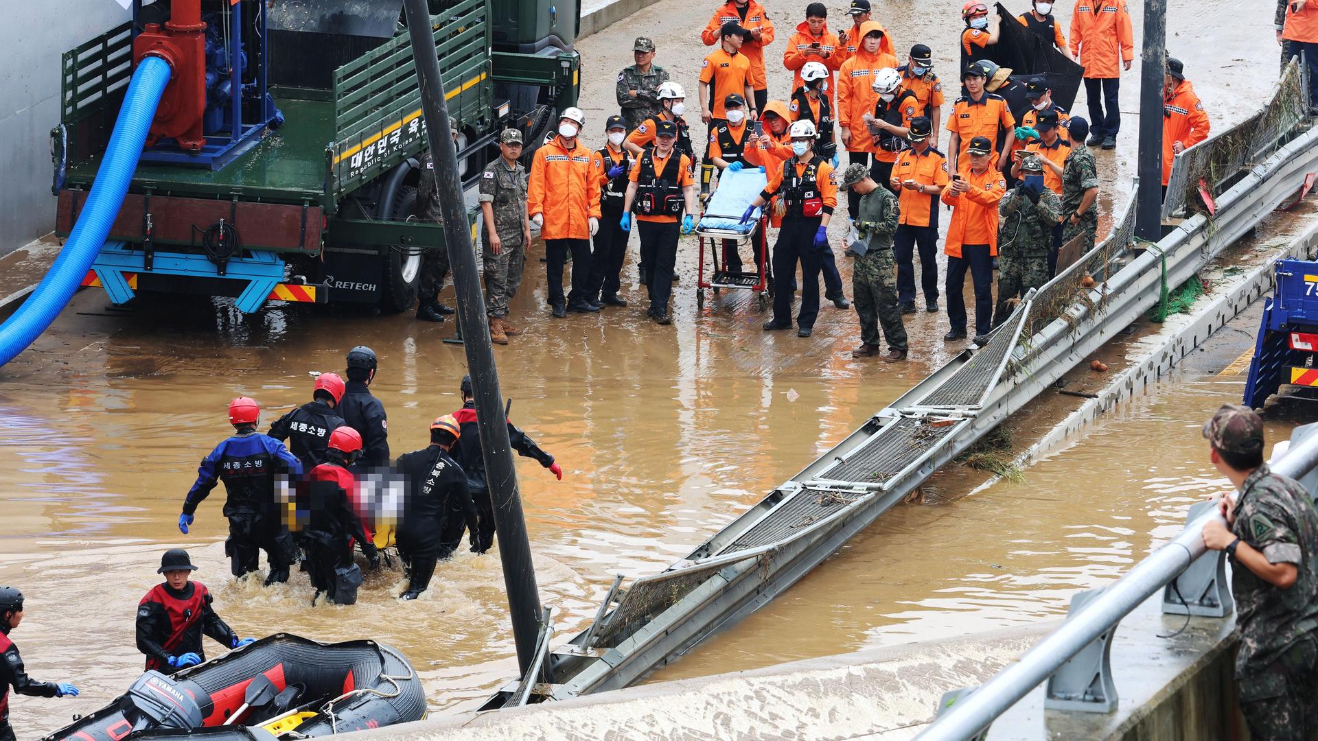 Südkorea, Osong: Rettungskräfte bergen eine Leiche aus einem überfluteten Tunnel, in dem mehrere Fahrzeuge unter Wasser standen. Nach heftigen Regenfällen und Überschwemmungen sind in Südkorea mehrere Menschen ums Leben gekommen. Südkorea, Osong: Rettungskräfte bergen eine Leiche aus einem überfluteten Tunnel, in dem mehrere Fahrzeuge unter Wasser standen. Nach heftigen Regenfällen und Überschwemmungen sind in Südkorea mehrere Menschen ums Leben gekommen.
