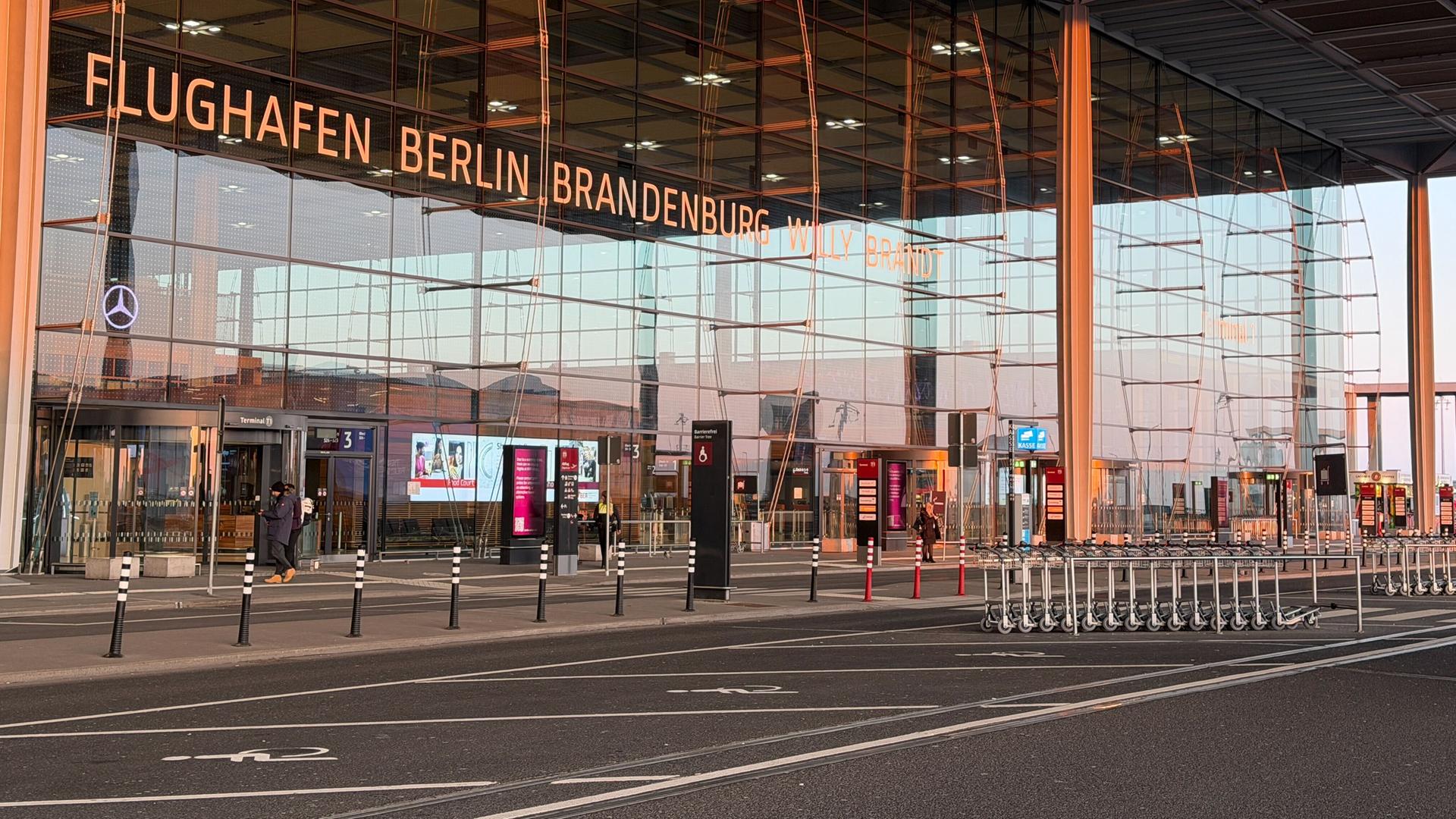 Schönefeld: Die Vorfahrt zum Flughafen BER bietet am Morgen ein ungewohntes Bild ohne Autos und mit unbesetzten Parkplätzen.