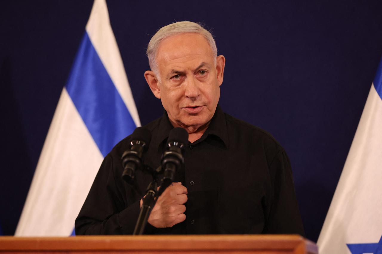 Israels Ministerpräsident Benjamin Netanjahu spricht auf einer Pressekonferenz. Hinter ihm die israelische Flagge.