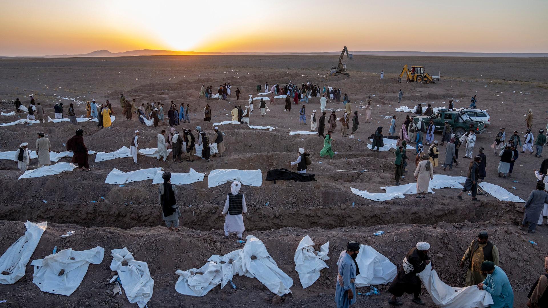 Afghanistan, Zenda Jan: Afghanen begraben Hunderte von Menschen, die bei einem Erdbeben ums Leben gekommen sind, außerhalb eines Dorfes im Bezirk Zenda Jan in der Provinz Herat im Westen Afghanistans. Afghanistan, Zenda Jan: Afghanen begraben Hunderte von Menschen, die bei einem Erdbeben ums Leben gekommen sind, außerhalb eines Dorfes im Bezirk Zenda Jan in der Provinz Herat im Westen Afghanistans.