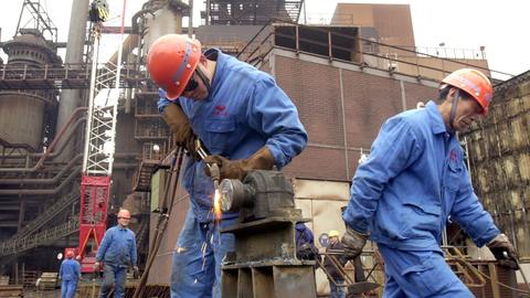 Chinesische Fachkräfte sind am 15.03.2002 mit der Demontage der Dortmunder Westfalenhütte beschäftigt. Bis März 2004 soll erstmals ein komplettes Hüttenwerk mit einem Gesamtgewicht von 250 000 Tonnen von Dortmund nach China umgesetzt werden. Schiffsladung für Schiffsladung soll die Anlage von Rotterdam, Antwerpen, Hamburg und Bremen nach Zhangjiangang, dem Firmensitz der Jiangsu Shagang Group verlegt werden. Das "gebrauchte" Hüttenwerk kostet seine neuen Besitzer einen dreistelligen Millionenbetrag, sowie Transportkosten in vergleichbarer Höhe. Der Neuwert wird mit 2 Milliarden Euro angegeben.