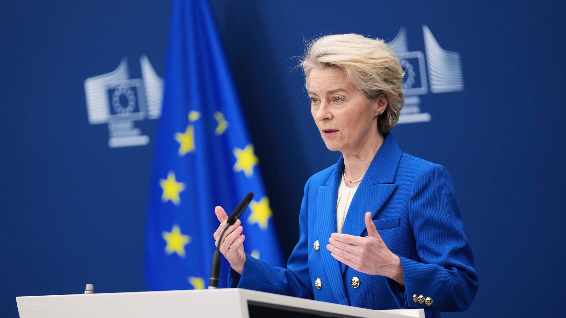 Die Präsidentin der Europäischen Kommission, Ursula von der Leyen, spricht während einer Medienkonferenz zum Verteidigungspaket im EU-Hauptquartier in Brüssel.