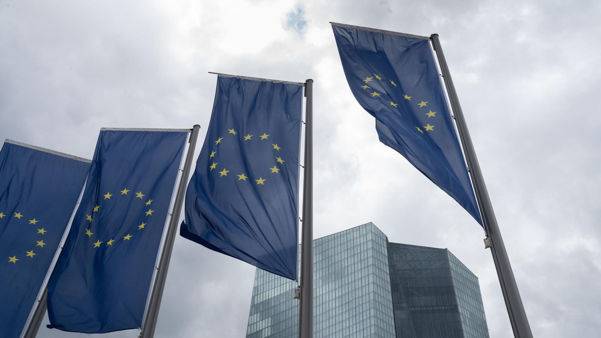 EU-Flaggen wehen vor der Zentrale der Europäischen Zentralbank (EZB), während im Gebäude die Ratssitzung mit Zinsentscheidung stattfindet.
