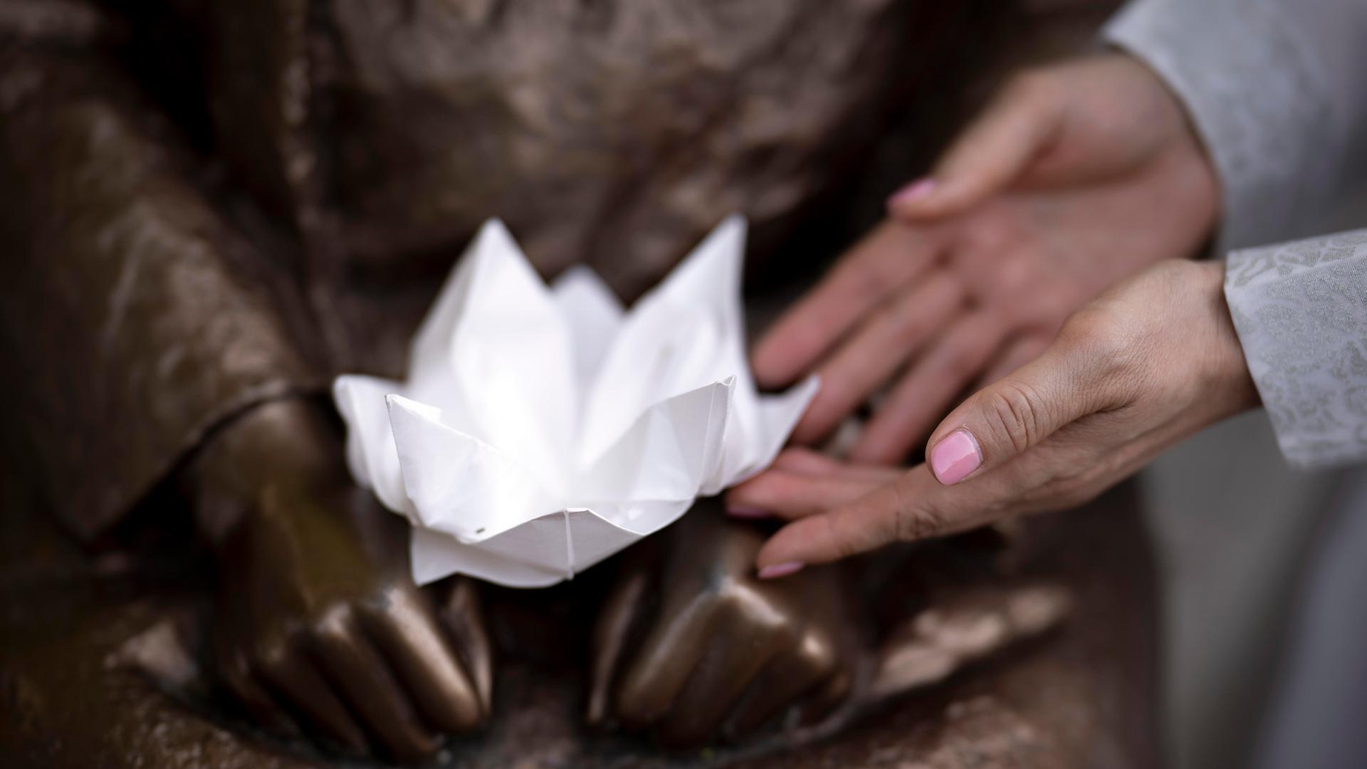 Japanische Papierfaltkunst Origami an der Friedensstatue Ari Japanische Papierfaltkunst Origami an der Friedensstatue Ari
