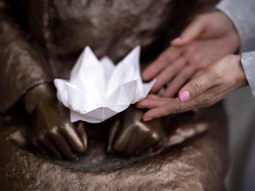 Japanische Papierfaltkunst Origami an der Friedensstatue Ari 