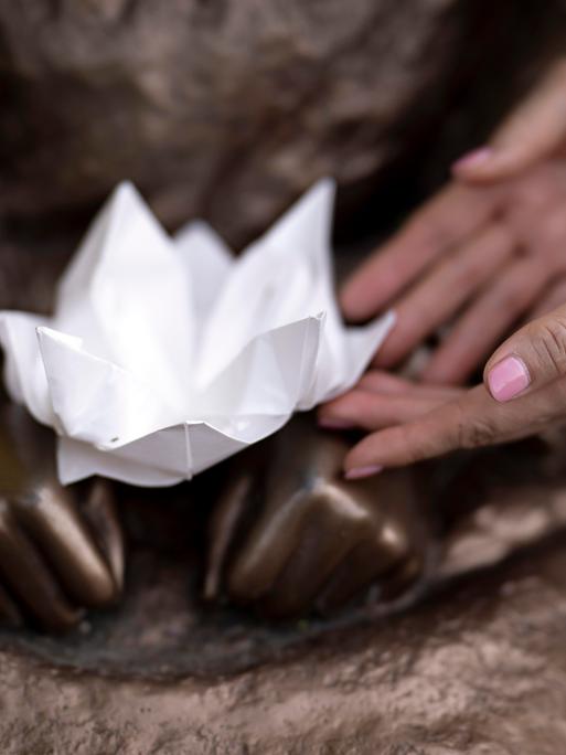 Japanische Papierfaltkunst Origami an der Friedensstatue Ari 