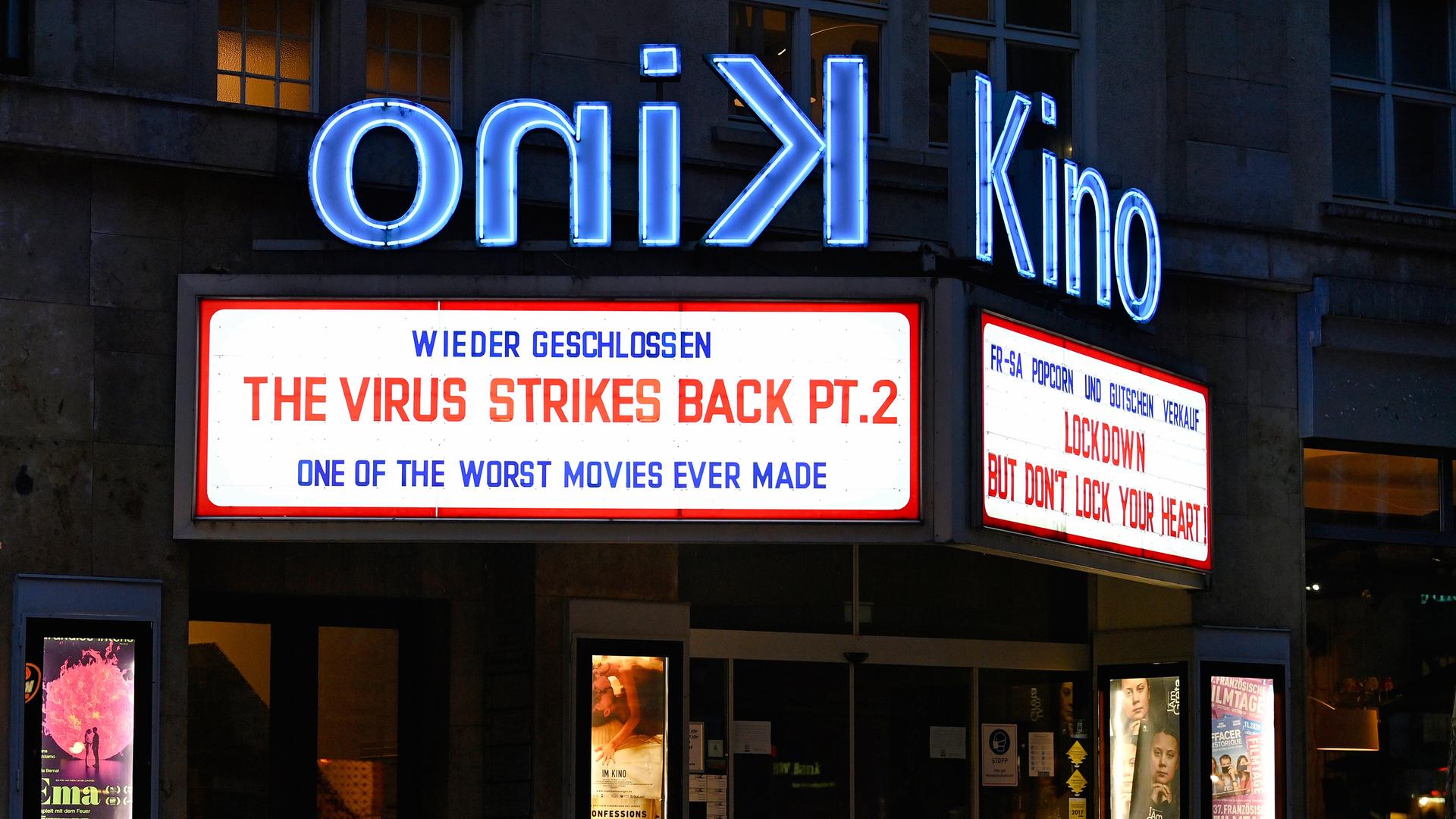Wieder geschlossen: Auf der Anzeigetafel des Delphi Arthouse-Kinos in Stuttgart steht der fiktive Filmtitel "The Virus Strikes Back Pt. 2", eine Anspielung auf den Film "The Empire Strikes Back". 