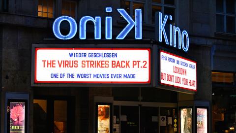 Wieder geschlossen: Auf der Anzeigetafel des Delphi Arthouse-Kinos in Stuttgart steht der fiktive Filmtitel "The Virus Strikes Back Pt. 2", eine Anspielung auf den Film "The Empire Strikes Back". 