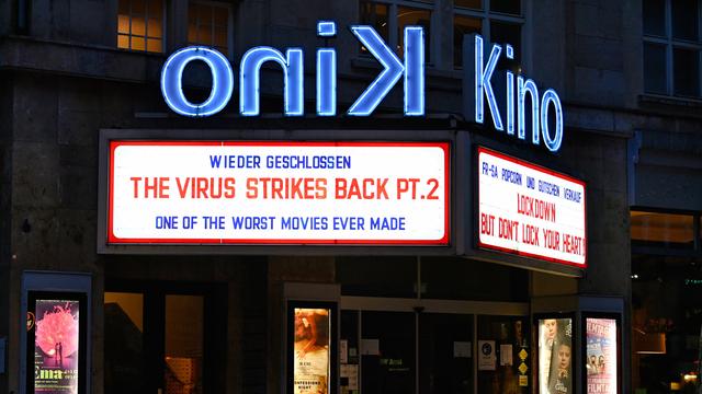 Wieder geschlossen: Auf der Anzeigetafel des Delphi Arthouse-Kinos in Stuttgart steht der fiktive Filmtitel "The Virus Strikes Back Pt. 2", eine Anspielung auf den Film "The Empire Strikes Back". 