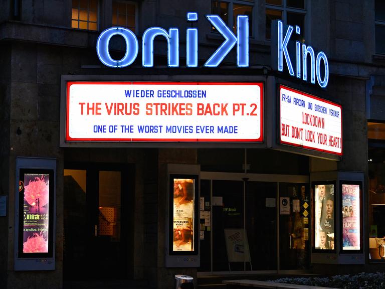 Wieder geschlossen: Auf der Anzeigetafel des Delphi Arthouse-Kinos in Stuttgart steht der fiktive Filmtitel "The Virus Strikes Back Pt. 2", eine Anspielung auf den Film "The Empire Strikes Back". 