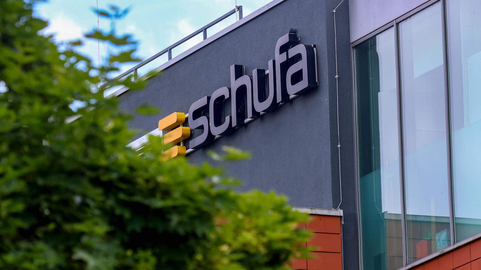 Gebäude mit dem Schild Schufa Gebäude mit dem Schild Schufa