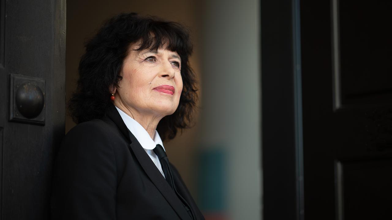 Monika Helfer steht vor der Tür des Literaturhaus Frankfurt. (Archivbild)