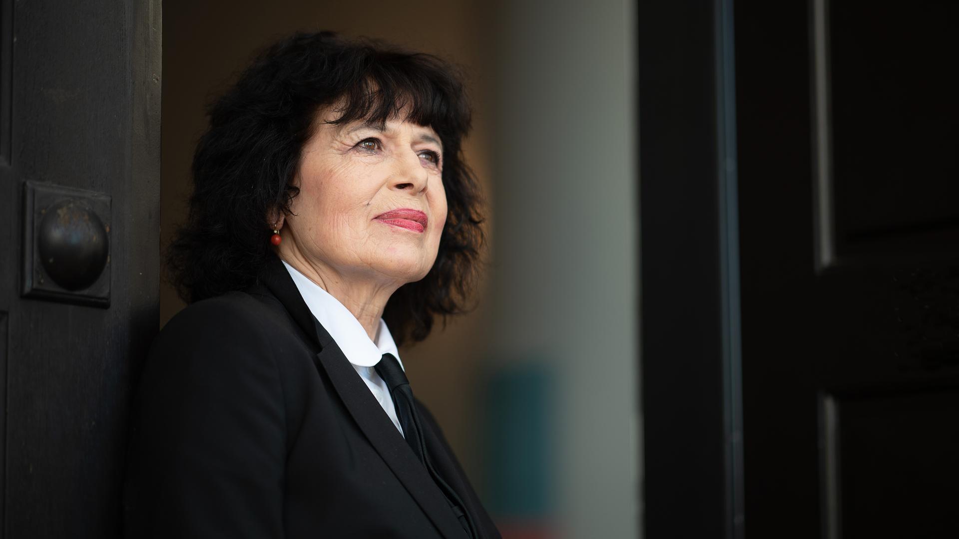 Monika Helfer steht vor der Tür des Literaturhaus Frankfurt. (Archivbild)