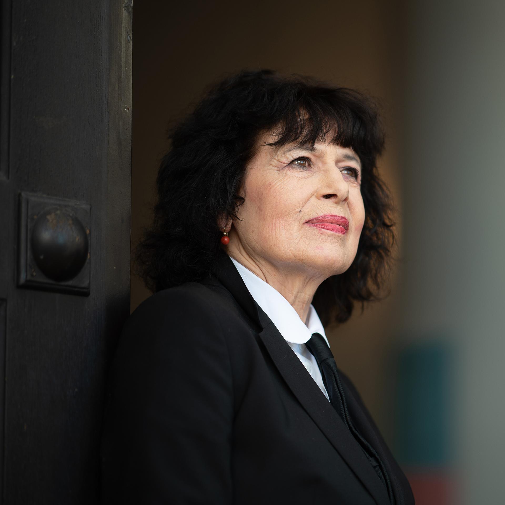 Autorin Monika Helfer steht vor einer Lesung der Shortlist Deutscher Buchpreis 2021 vor der Tür des Literaturhaus Frankfurt.