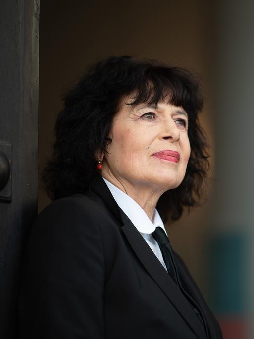 Monika Helfer steht vor der Tür des Literaturhaus Frankfurt. (Archivbild)