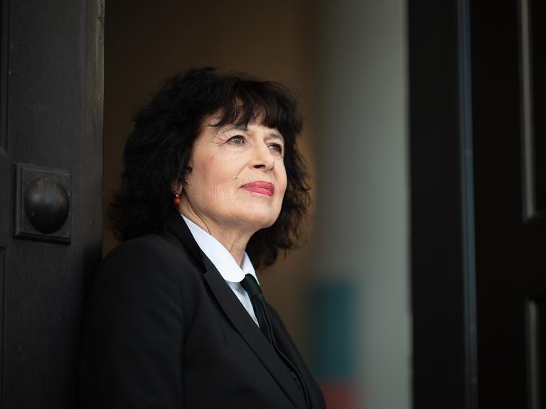 Monika Helfer steht vor der Tür des Literaturhaus Frankfurt. (Archivbild)