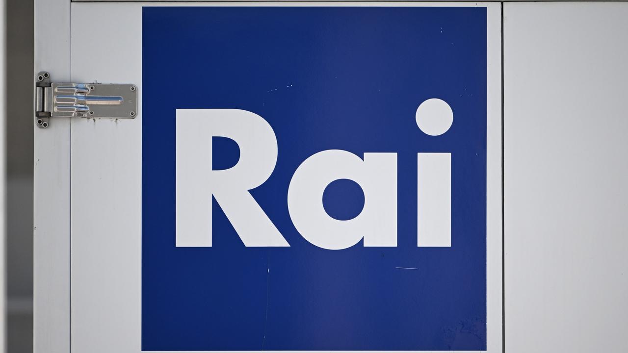 Italien, Rimini: Das Logo der italienischen öffentlich-rechtlichen Rundfunkanstalt Rai (Radiotelevisione Italiana) ist auf einem Fahrzeug zu sehen.