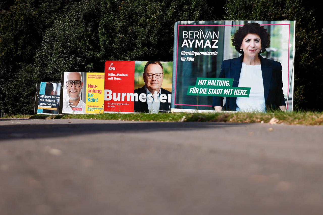 Zu sehen sind mehrere Wahlplakate von Politikern und Politikerinnen für die Oberbürgermeisterwahl in Köln.
