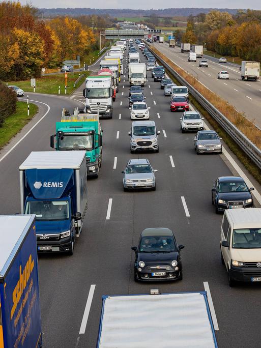 Langer Rückstau nach Unfall A81 zwischen zwei Fahrzeugen und einem LKW am 08.11.2021.