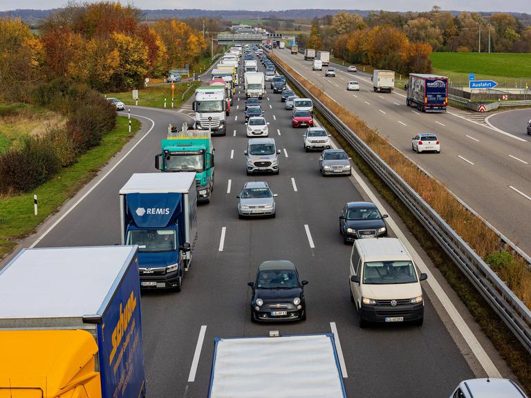 Langer Rückstau nach Unfall A81 zwischen zwei Fahrzeugen und einem LKW am 08.11.2021.