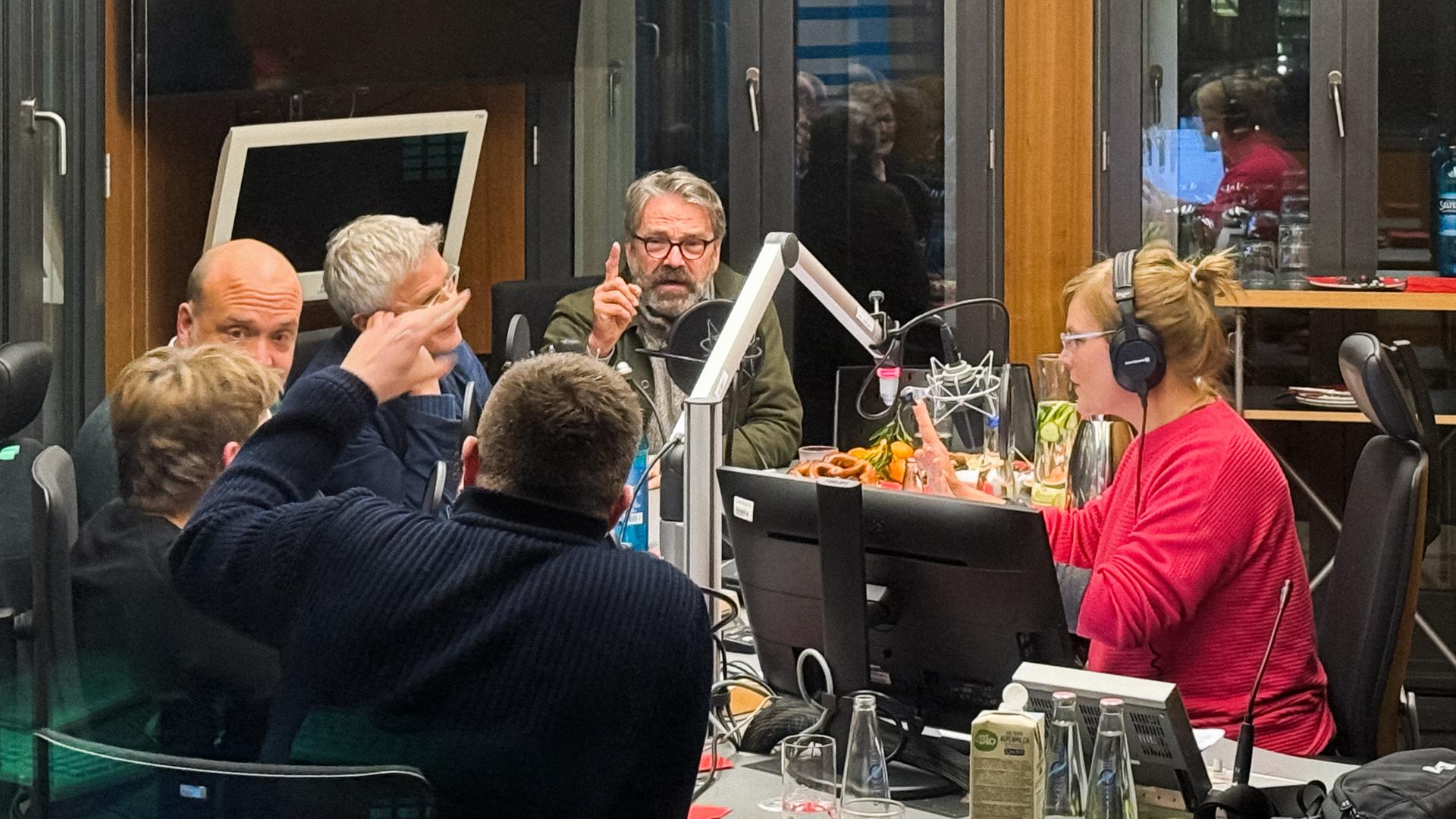 Sabine am Orde, Robin Alexander, Peter Dausend, Ulf Buermeyer, Stephan Detjen und Nadine Lindner diskutieren im Deutschlandfunk Hauptstadtstudio