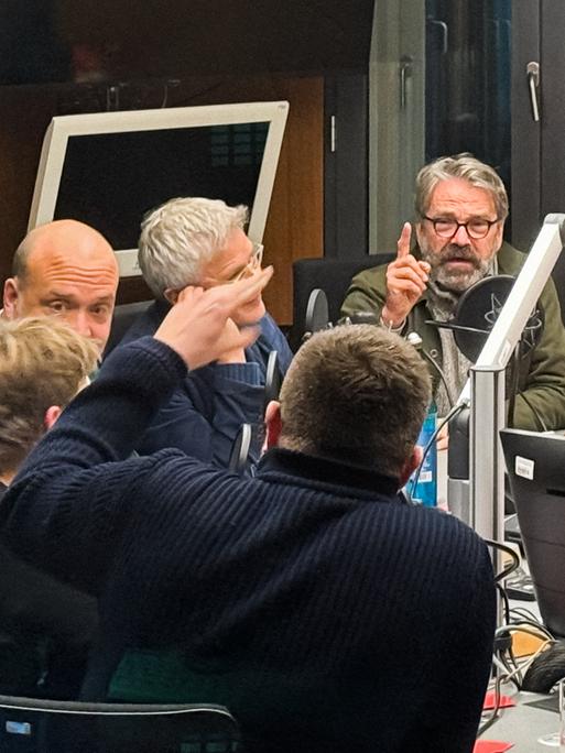 Sabine am Orde, Robin Alexander, Peter Dausend, Ulf Buermeyer, Stephan Detjen und Nadine Lindner diskutieren im Deutschlandfunk Hauptstadtstudio