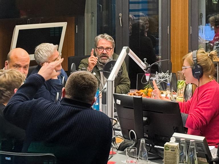 Sabine am Orde, Robin Alexander, Peter Dausend, Ulf Buermeyer, Stephan Detjen und Nadine Lindner diskutieren im Deutschlandfunk Hauptstadtstudio
